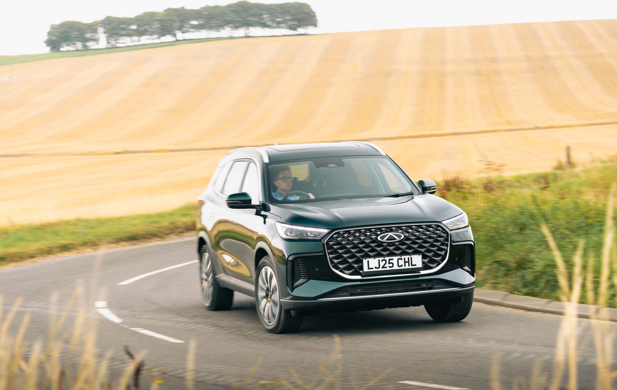 Chery TIGGO 8 front three quarters, driving